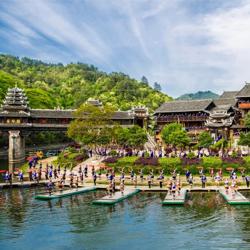 快樂大巴游--【好運通道、福地懷化】湖南通道皇都侗寨、轉兵紀念館、萬佛山、懷化洪江古商城、安江袁隆平舊居、芷江受降館、龍津風雨橋、柳州青云早市、窯阜古鎮、五星街空調汽車純玩五天